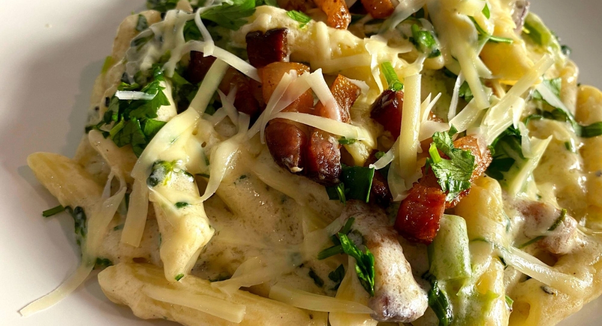Macarrão ao molho branco com bacon e brocólis!