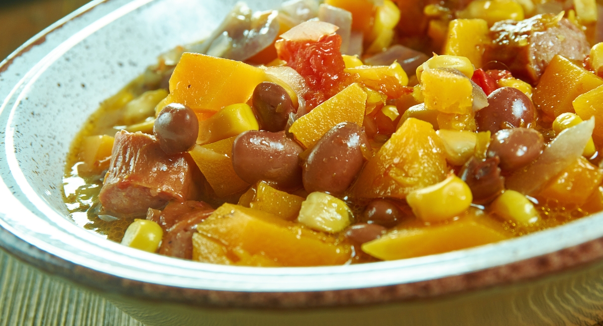 Feijão com Maxixe, Batatas, Carne Seca, Cenoura e Vagem