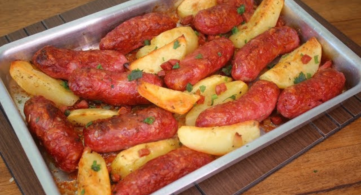 Linguiça com batatas e bacon