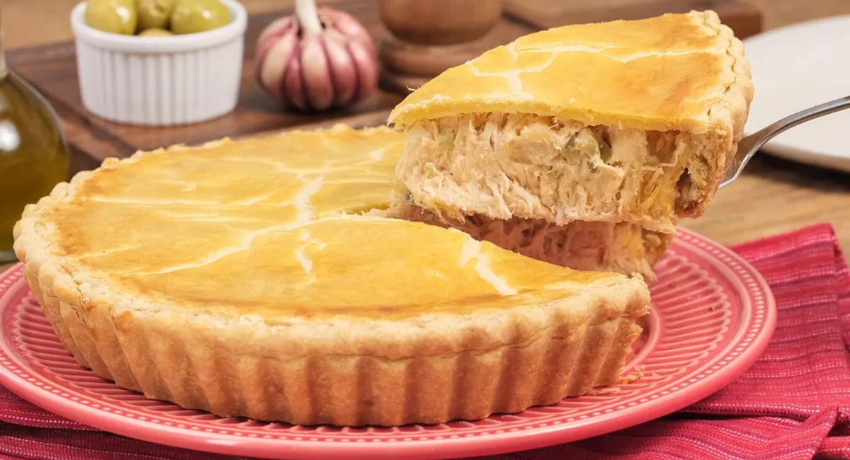 Torta de frango com uma massa tão perfeita que derrete na boca