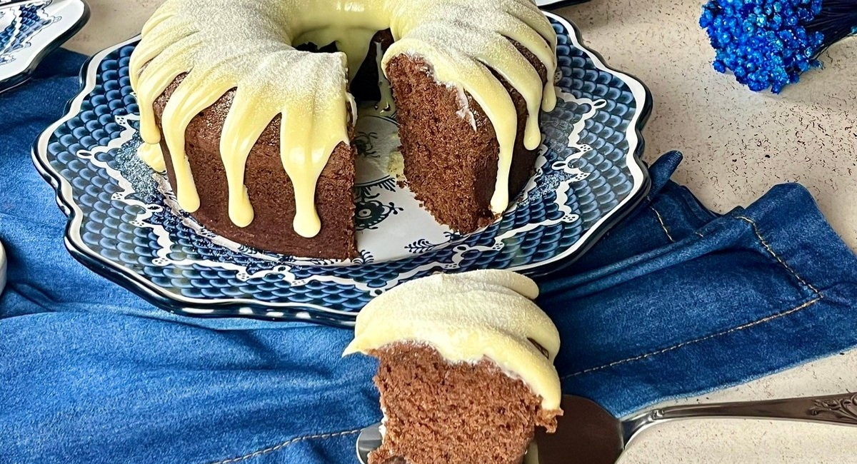 Bolo de chocolate com cobertura de ninho