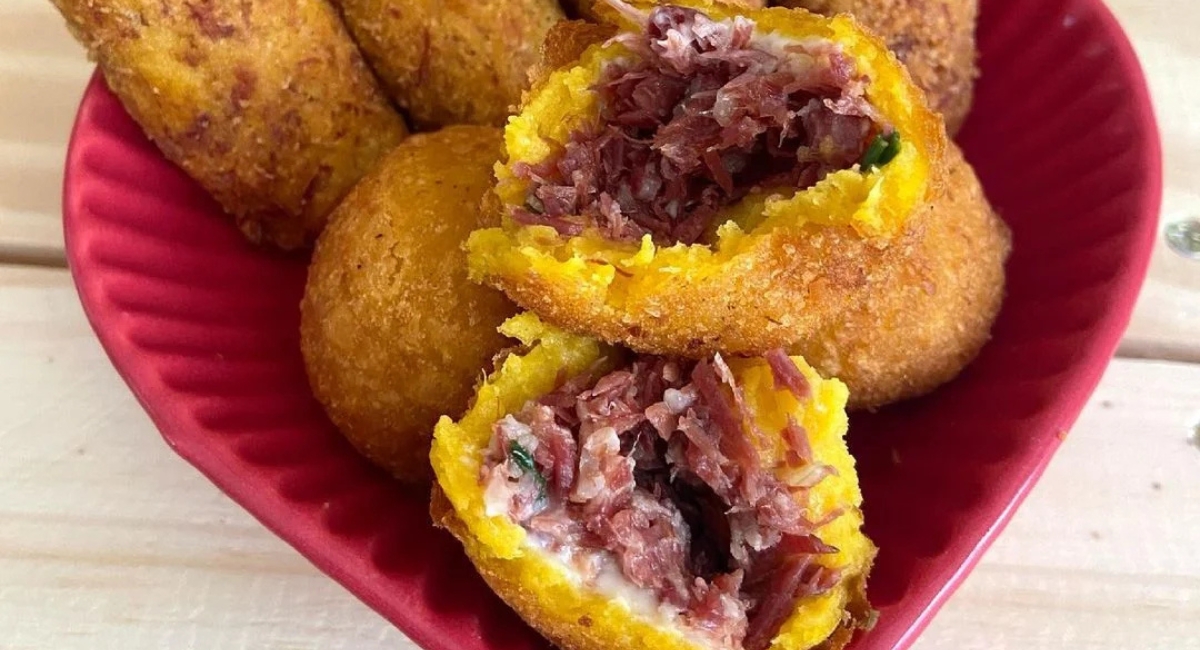Bolinho de abóbora com carne seca 