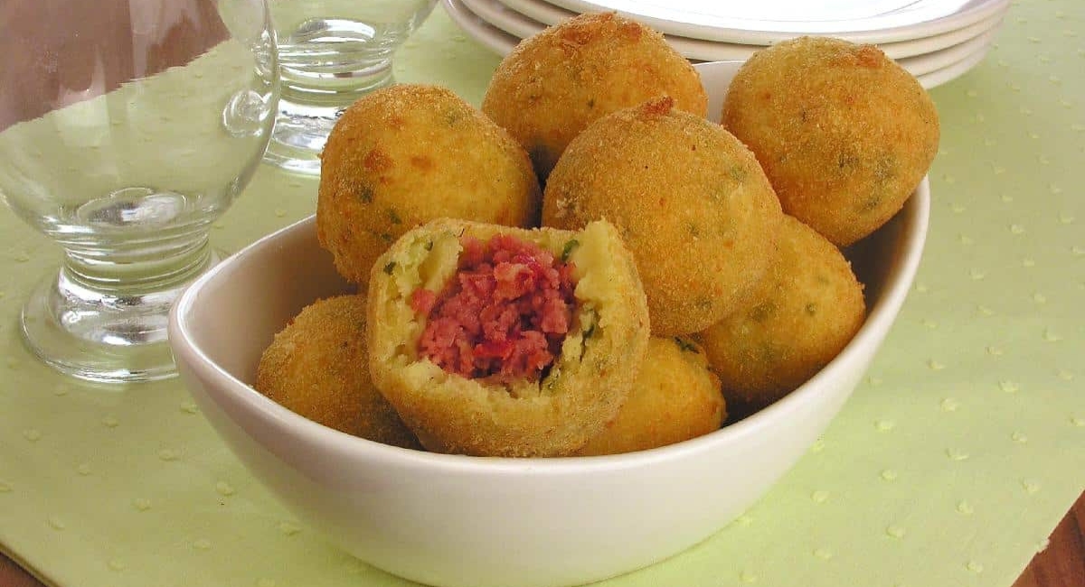 Bolinho de mandioca com calabresa