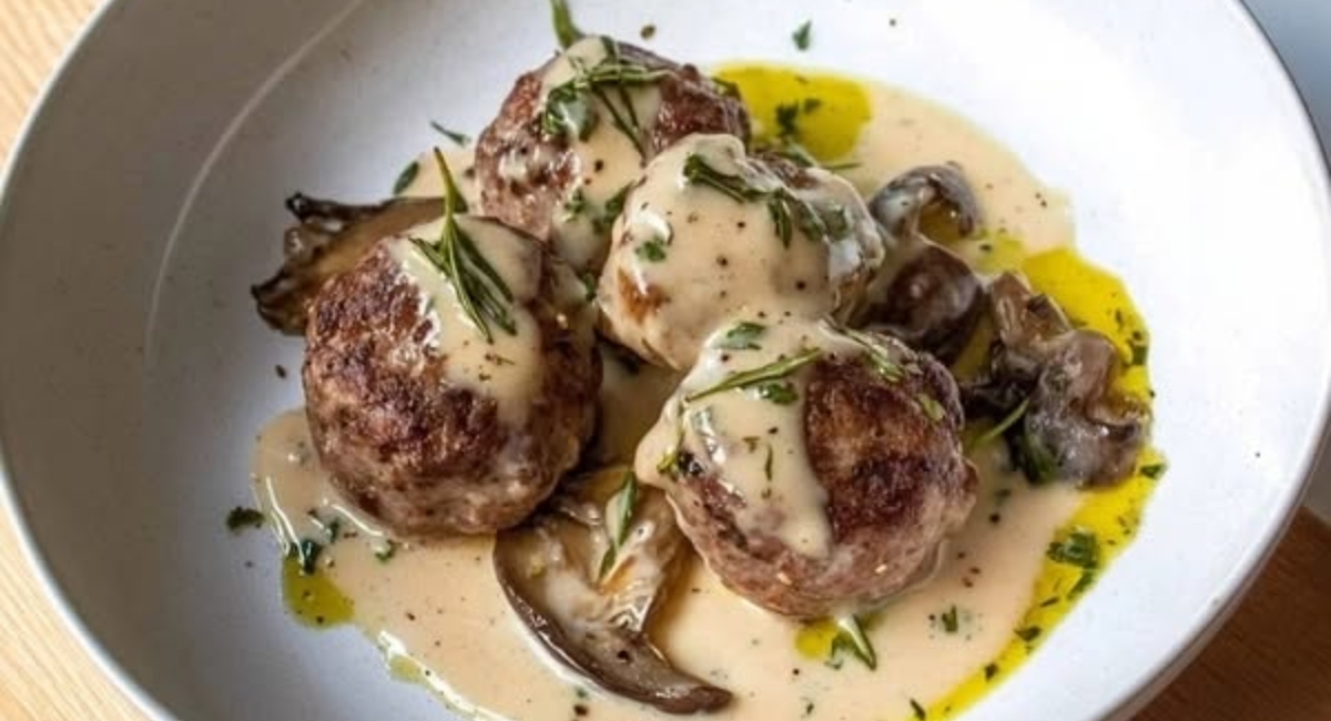 Boulettes de Viande Maison Délicieuses avec Sauce à la Crème et aux Champignons