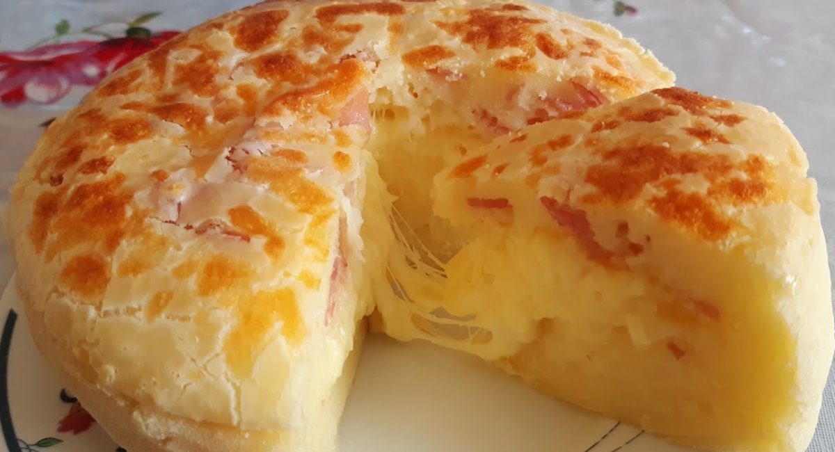 Bolo de polvilho que já sai recheado do forno perfeito para o lanche