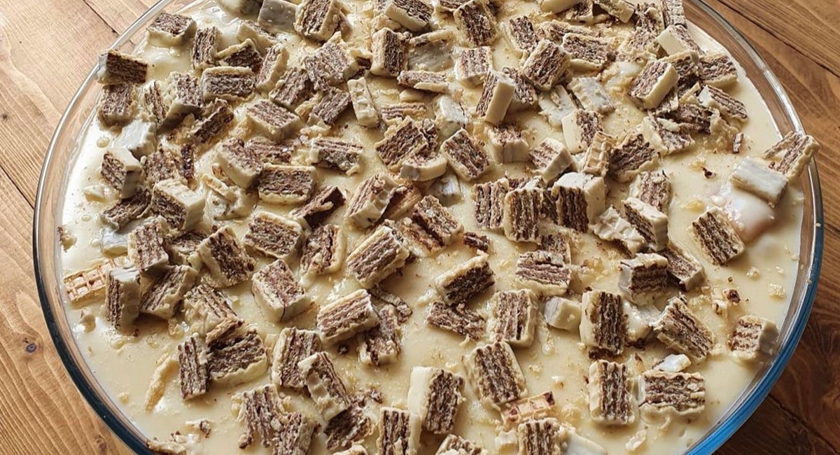 Mousse de doce de leite com bis branco 