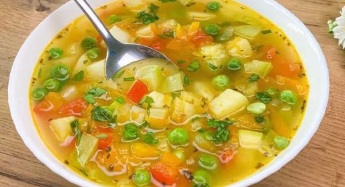 Recette de soupe de légumes copieuse avec croûtons au parmesan