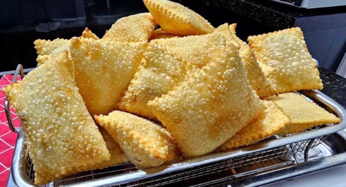 Pastel de feira perfeito com massa crocante