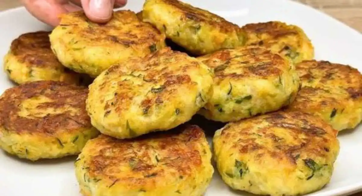 Râpez 3 pommes de terre et 2 courgettes !