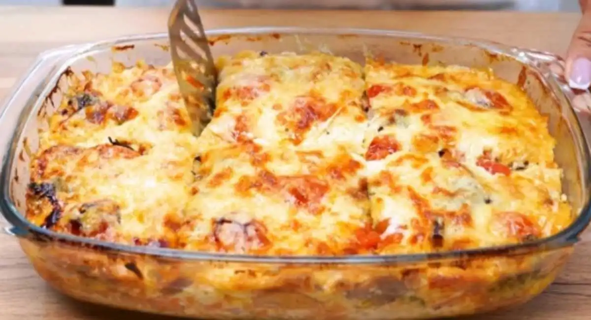 Délicieuse cocotte de légumes avec brocoli, pommes de terre et champignons