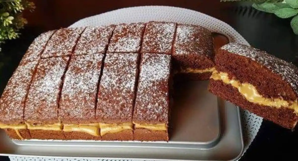 Gâteau au chocolat et au café avec garniture à la crème de lotus