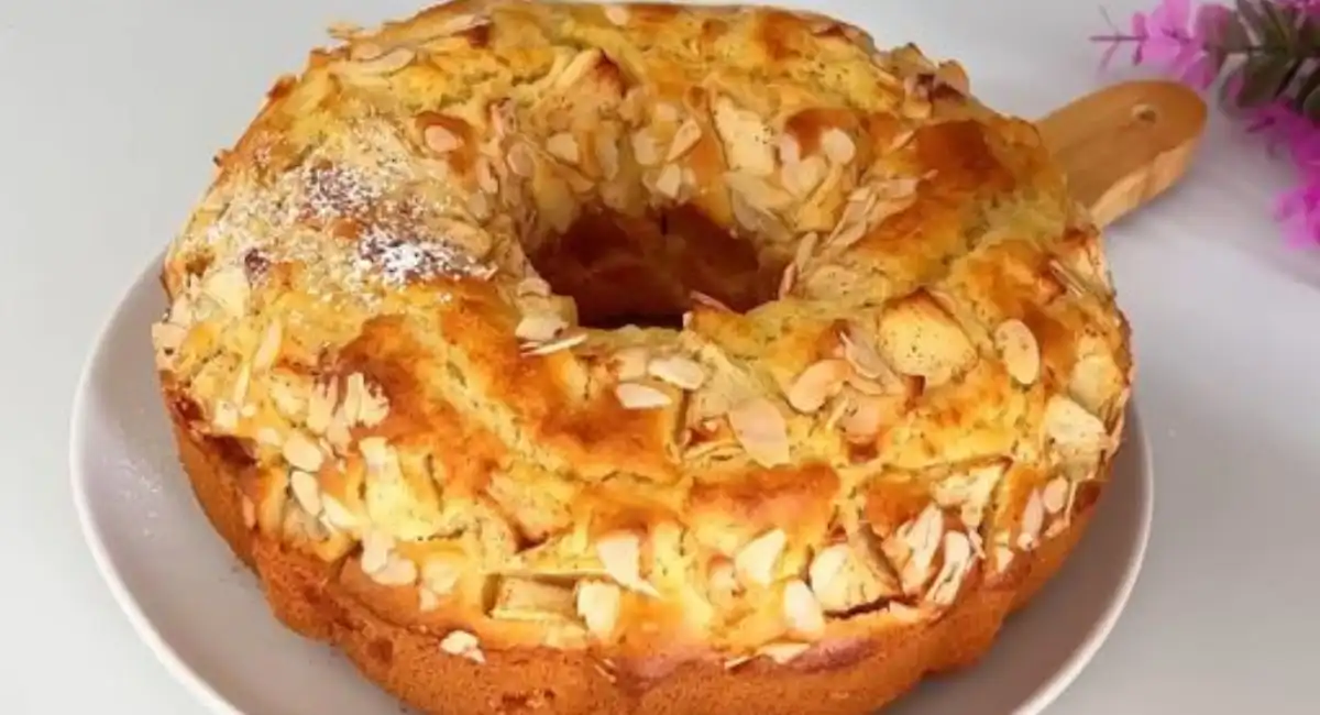 Gâteau étagé aux pommes et à la cannelle