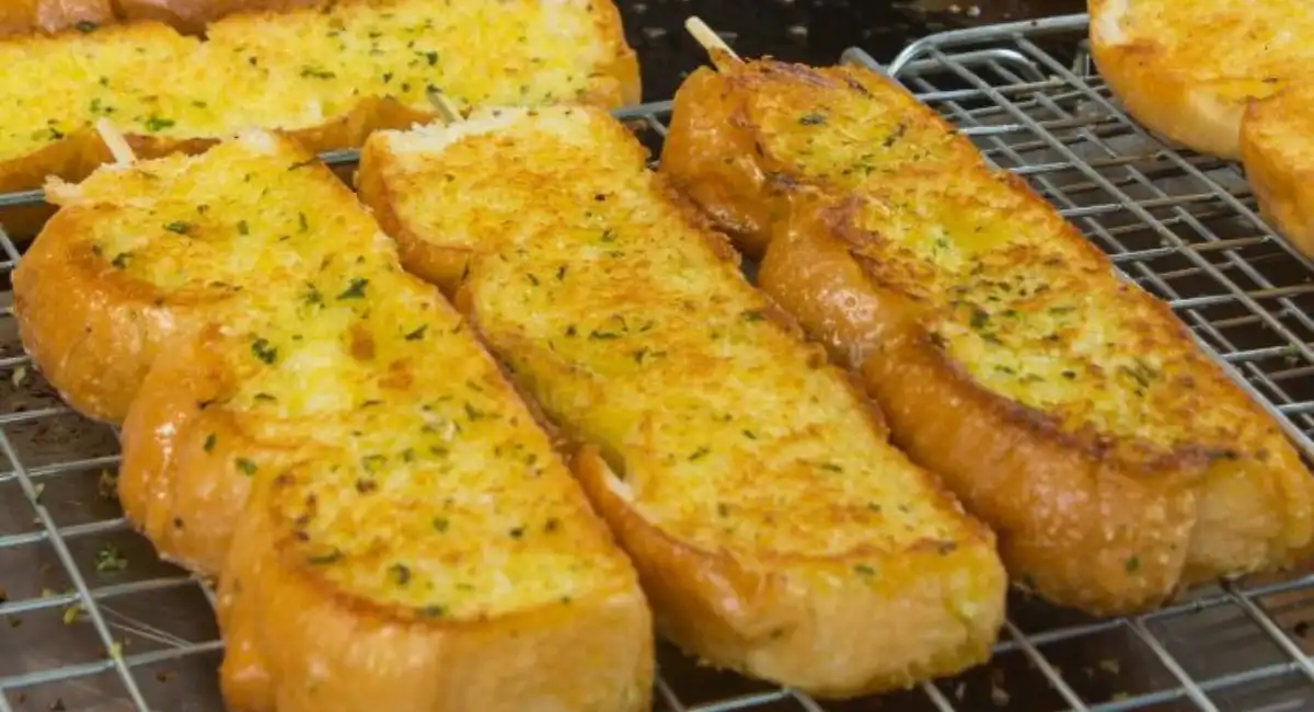 Cómo hacer pan de ajo crocante ¡Rico y práctico para acompañar toda comida!