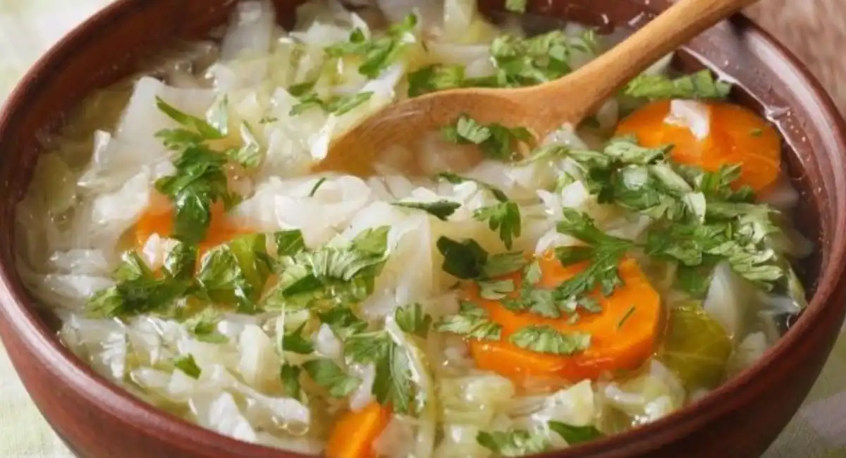 Sopa de verduras y col casera