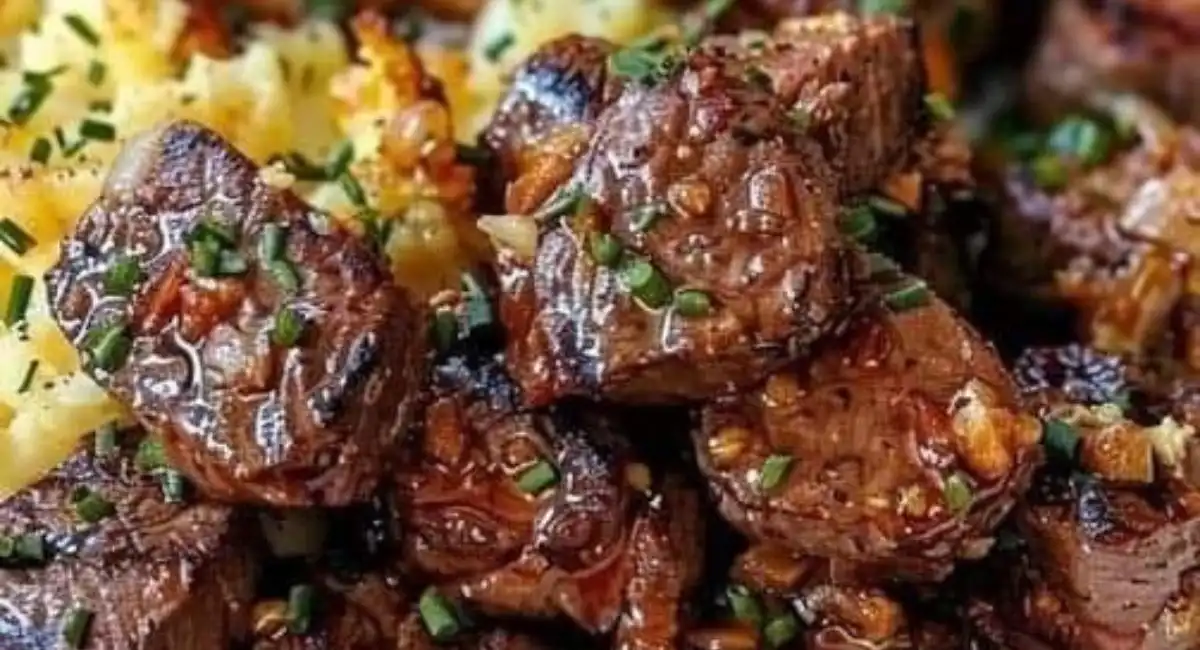 Mords de Steak au Beurre à l’aIil et pommes de terre é Cassées au Fromage