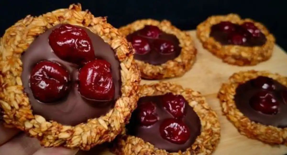 Biscuits à l’avoine avec chocolat et cerises