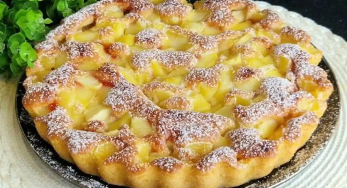 Tarte aux pommes classique avec une touche de confiture de myrtilles