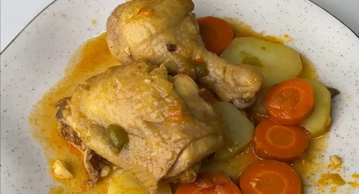 Pollo Cocido Simple con Papas y Zanahorias