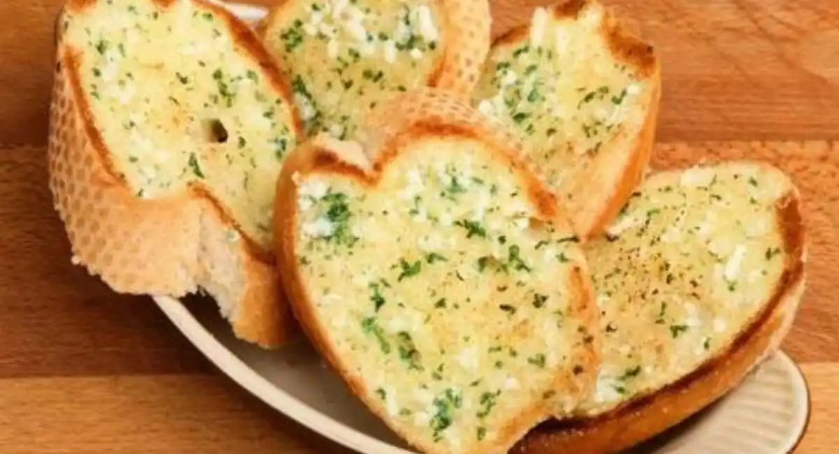 Le pain gratiné à l’ail cuit est délicieux