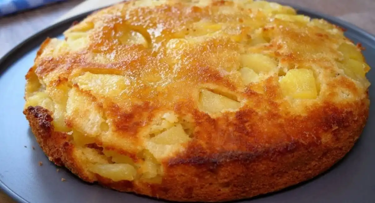 Gâteau moelleux aux pommes et à la cannelle avec une croûte dorée