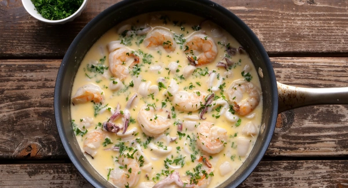 Fruits de Mer à la Sauce Crémeuse à l’Ail et au Vin Blanc