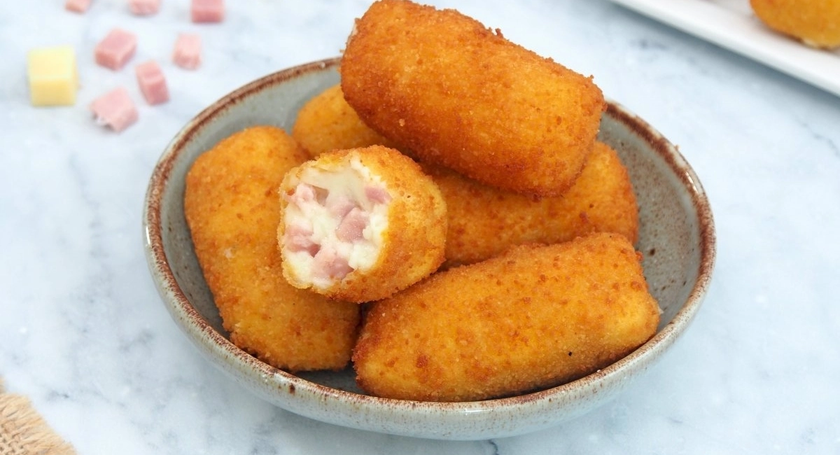 Croquetas de jamón y queso cortados en cubos