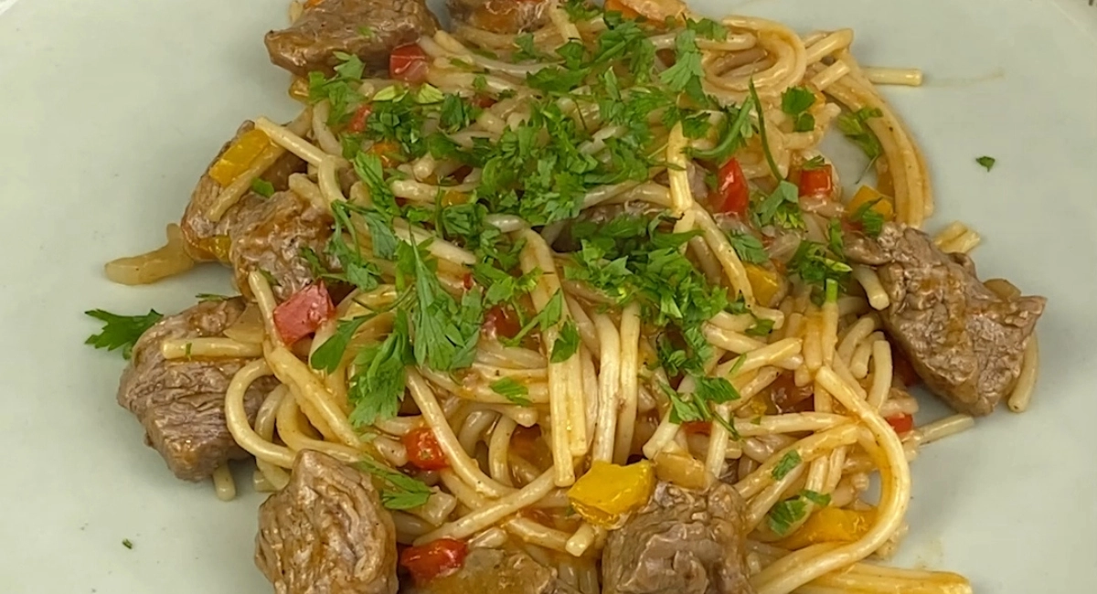 Pasta Estilo Oriental: Un Plato Delicioso y Lleno de Sabor