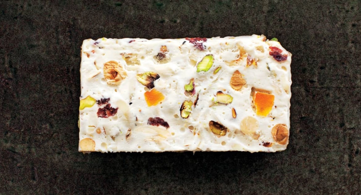 Nougat maison aux noix, fruits secs et écorces d’orange confites