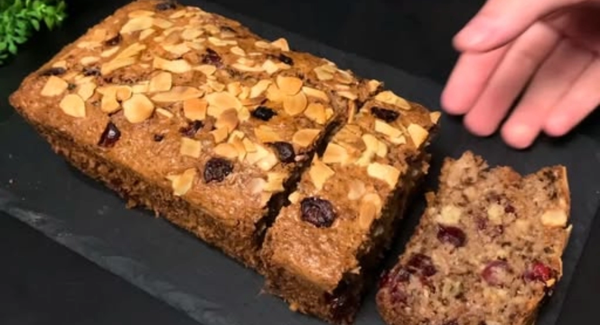 Gâteau de petit-déjeuner à l’avoine et aux fruits cuit au four