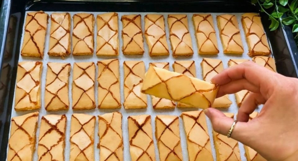Pâte feuilletée au glaçage et à la confiture