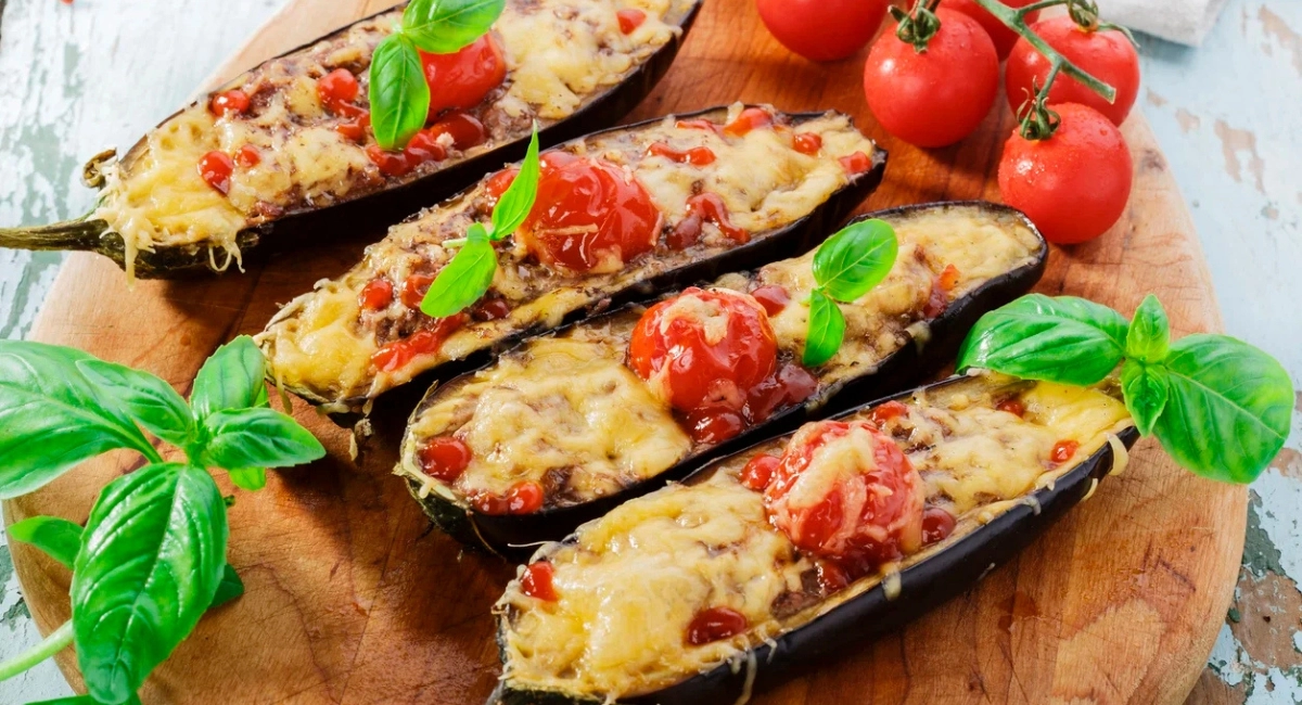Aubergines farcies au four avec du poulet et du fromage