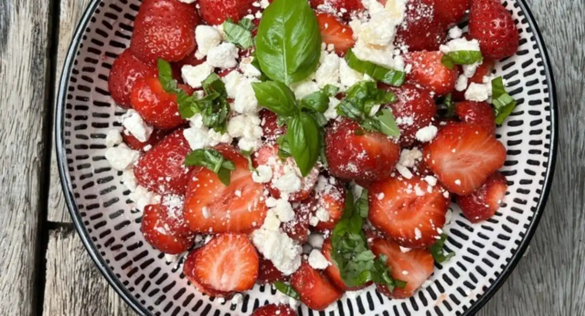 Salade de Fraises, Melon, Concombre, Fromage Feta et sa Vinaigrette Sucrée