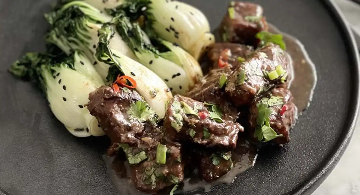 BOUCHÉES ET PURÉE DE STEAK AU BEURRE À L’AIL